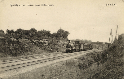 7505 Gezicht op de spoorlijn te Baarn uit het oosten, met een vertrekkende personentrein.